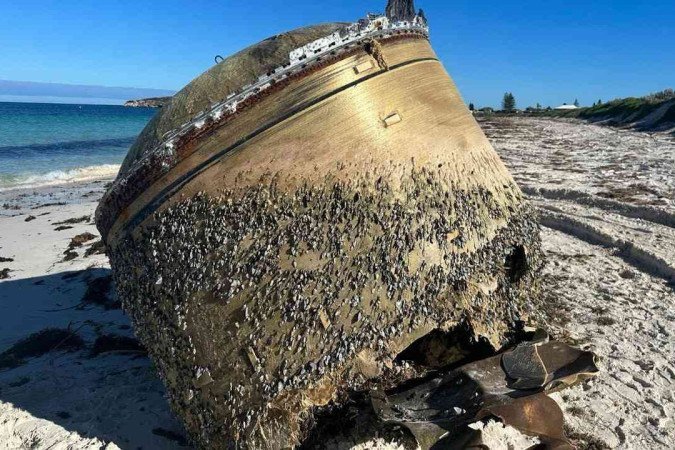 Objeto misterioso em praia da Austrália é identificado - (crédito: EM Internacional) Objeto misterioso em praia da Austrália é identificado - (crédito: EM Internacional)