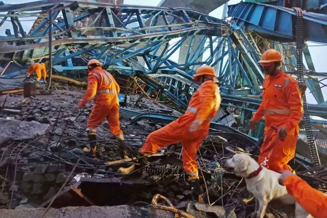 Força Nacional de Resposta a Desastres da Índia (NDRF) mostra membros da NDRF inspecionando o local de uma Samruddhi Expressway em construção, onde um guindaste desabou na laje da ponte no distrito de Thane, no estado de Maharashtra, na Índia - (crédito: AFP) Força Nacional de Resposta a Desastres da Índia (NDRF) mostra membros da NDRF inspecionando o local de uma Samruddhi Expressway em construção, onde um guindaste desabou na laje da ponte no distrito de Thane, no estado de Maharashtra, na Índia - (crédito: AFP)