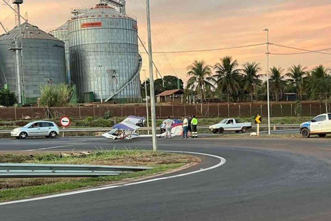 Aeronave tem problema e pousa na BR-365, em Ituiutaba; assista ao vídeo - (crédito: EM Gerais) Aeronave tem problema e pousa na BR-365, em Ituiutaba; assista ao vídeo - (crédito: EM Gerais)
