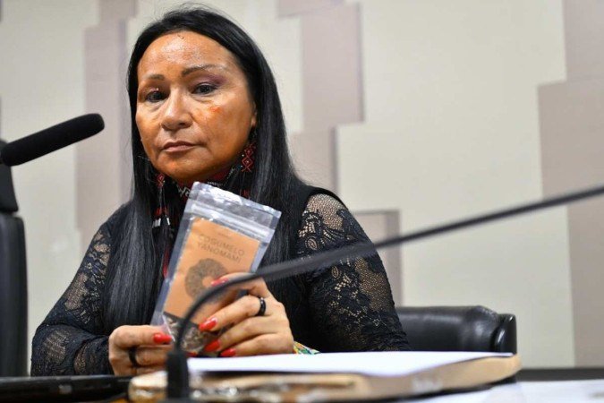 Deputada Silvia Waiãpi (PL-AP) com pacote de cogumelo yanomami
- (crédito: Geraldo Magela/Agência Senado) Deputada Silvia Waiãpi (PL-AP) com pacote de cogumelo yanomami
- (crédito: Geraldo Magela/Agência Senado)
