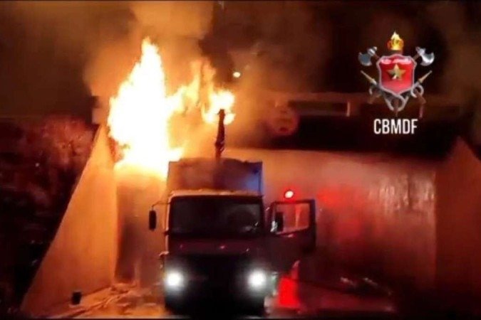 Um caminhão de lixo pegou fogo, na noite desta segunda-feira (31/7), embaixo da tesourinha da 202 Sul, no sentido da rua das farmácias - (crédito: CBMDF) Um caminhão de lixo pegou fogo, na noite desta segunda-feira (31/7), embaixo da tesourinha da 202 Sul, no sentido da rua das farmácias - (crédito: CBMDF)