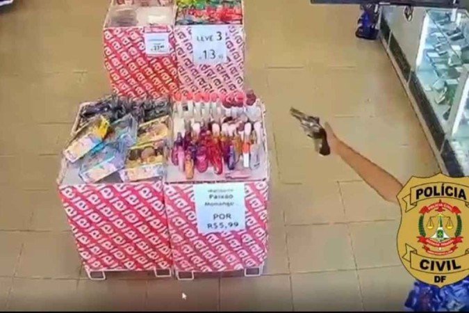Grupo responsável por roubos em joalherias e lojas de aparelhos eletrônicos no DF é preso - (crédito: PCDF) Grupo responsável por roubos em joalherias e lojas de aparelhos eletrônicos no DF é preso - (crédito: PCDF)