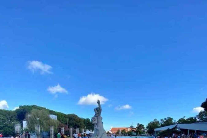 Jovens reunidos no Parque Eduardo VII