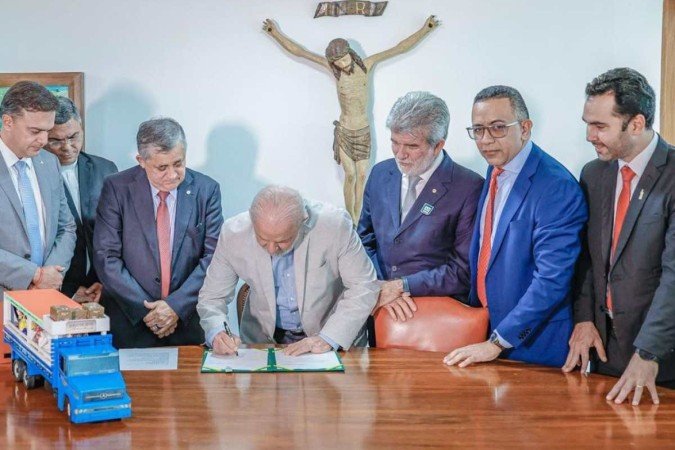 Medida foi assinada no Planalto, ao lado do autor da proposta, o líder do Governo na Câmara, José Guimarães, e do padre Cícero José da Silva, da Diocese de Crato - (crédito: Ricardo Stuckert) Medida foi assinada no Planalto, ao lado do autor da proposta, o líder do Governo na Câmara, José Guimarães, e do padre Cícero José da Silva, da Diocese de Crato - (crédito: Ricardo Stuckert)