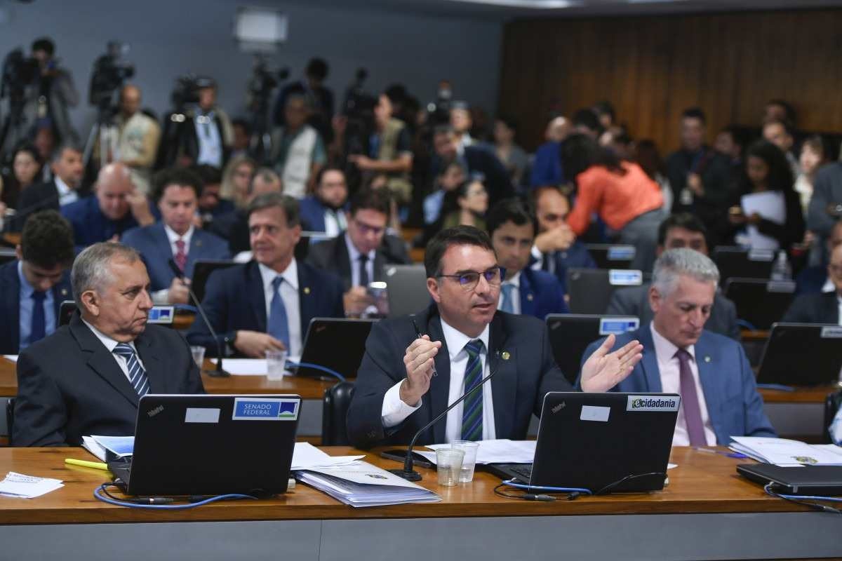 Flávio Bolsonaro acusa assessores de Eliziane por vazamento do Coaf