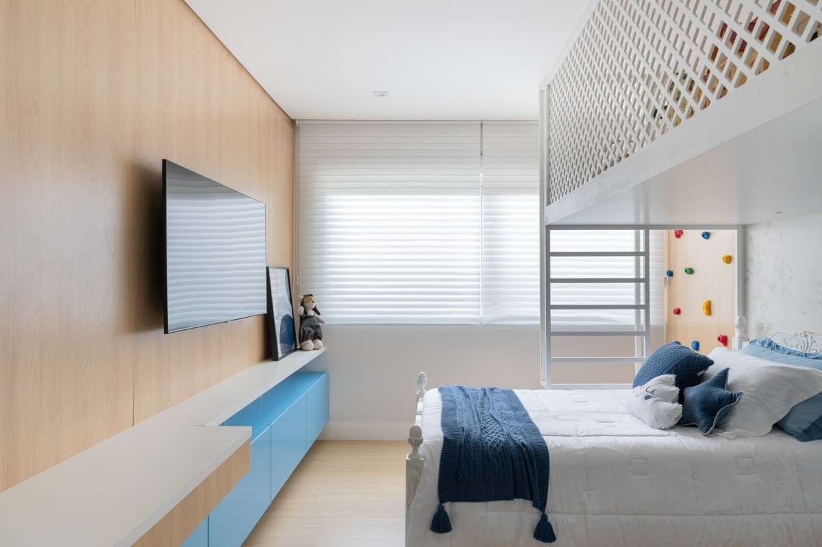 Pintura degradê em tons de azul, na parede maior, segue o conceito de "casa da árvore" e evoca a sensação de estar em um refúgio pessoal, quando se está no mezanino. Pintura degradê em tons de azul, na parede maior, segue o conceito de "casa da árvore" e evoca a sensação de estar em um refúgio pessoal, quando se está no mezanino.