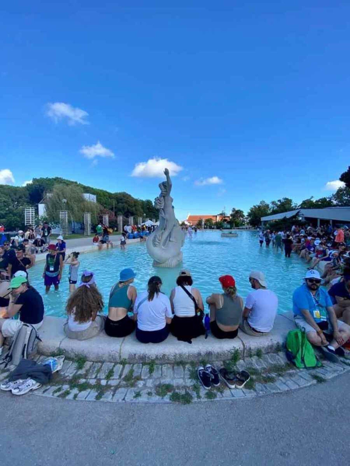 Jovens reunidos no Parque Eduardo VII