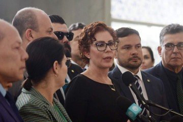Ela revelou que a princípio saiu do Brasil para tratamento médico, mas que decidiu pedir afastamento do cargo e seguir fora do país. 'Tem essa possibilidade na Constituição', comentou
 -  (crédito:  Ed Alves/CB/DA.Press)