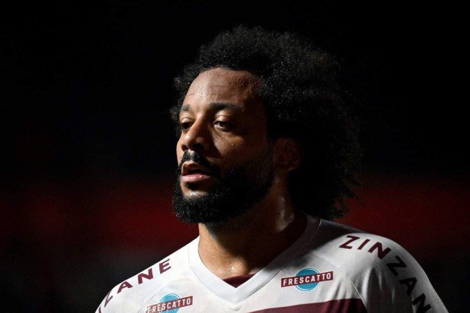 O jogador do Fluminense acertou de forma acidental a perna esquerda de Luciano Sánchez, do Argentinos Juniors, e provocou uma fratura - (crédito: Luis ROBAYO / AFP) O jogador do Fluminense acertou de forma acidental a perna esquerda de Luciano Sánchez, do Argentinos Juniors, e provocou uma fratura - (crédito: Luis ROBAYO / AFP)