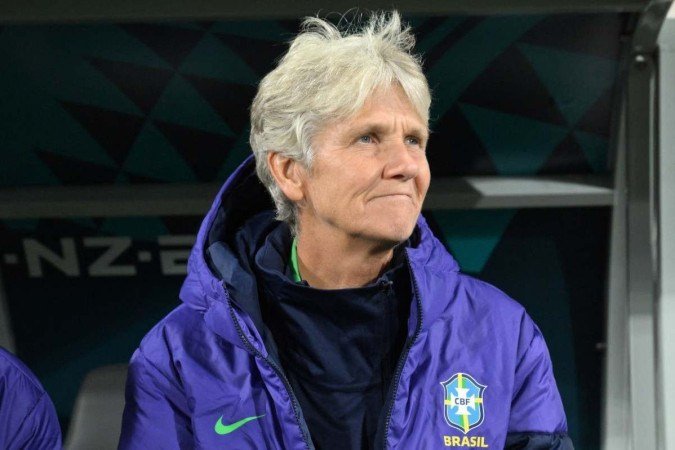 A técnica do Brasil, Pia Sundhage, assiste a sua equipe durante a partida de futebol do Grupo F da Copa do Mundo Feminina de 2023 entre Austrália e Nova Zelândia entre Jamaica e Brasil no Melbourne Rectangular Stadium, também conhecido como AAMI Park, em Melbourne em 2 de agosto de 2023.       -  (crédito: WILLIAM WEST / AFP)