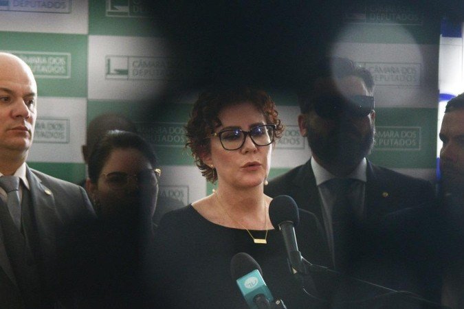 Defesa da parlamentar diz que ela não se pronunciará até ter acesso a todas as cópias dos autos