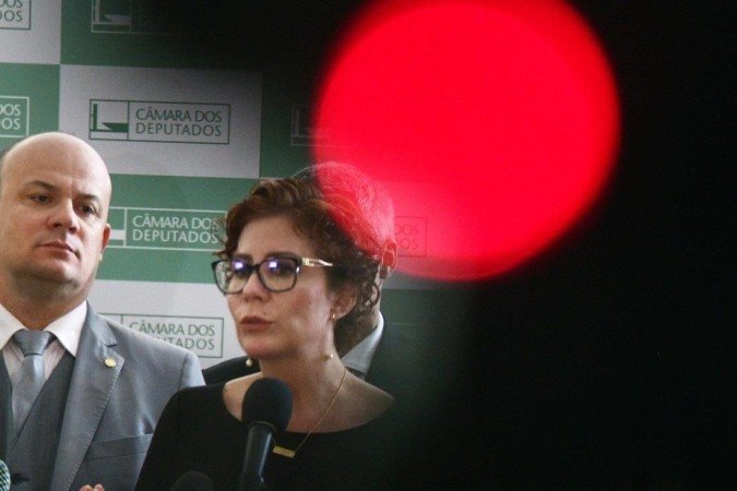 Zambelli entrou na lista da difusão vermelha da Interpol: agora, a deputada por ser presa fora do Brasil