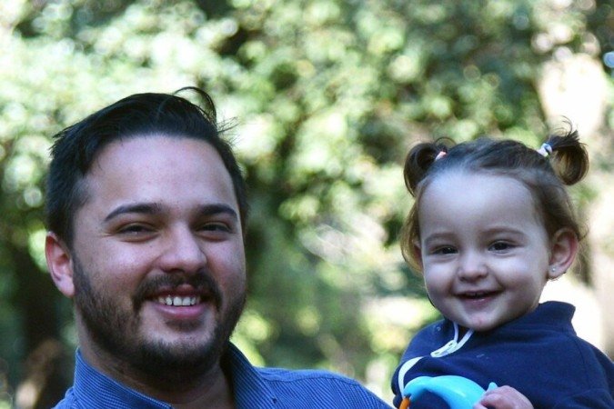  02/08/2023 Credito: Ed Alves/CB/DA.Press. Cidades. Oficios da Paternidade. Na foto, Pedro Campos e sua filha Maitê. 