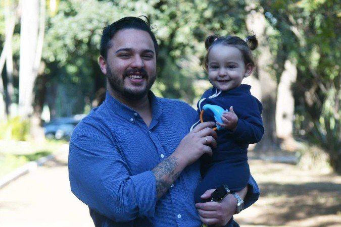  02/08/2023 Credito: Ed Alves/CB/DA.Press. Cidades. Oficios da Paternidade. Na foto, Pedro Campos e sua filha Maitê. 