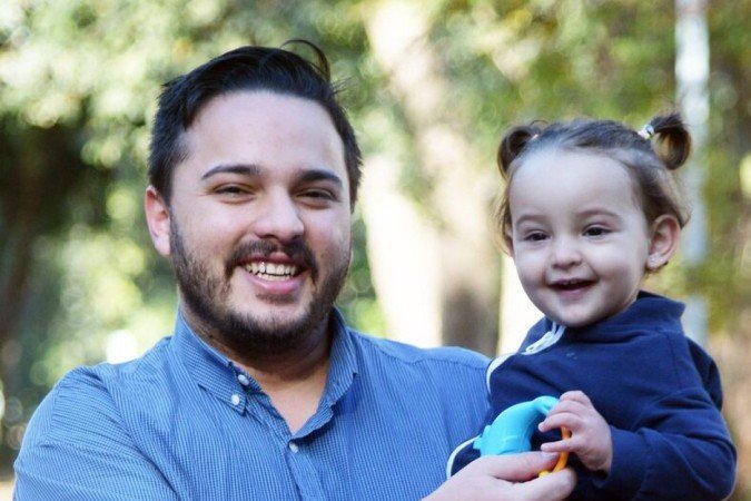  02/08/2023 Credito: Ed Alves/CB/DA.Press. Cidades. Oficios da Paternidade. Na foto, Pedro Campos e sua filha Maitê. 