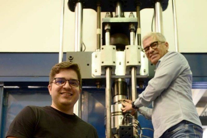  02/08/2023 Crédito: Marcelo Ferreira/CB/D.A Press. Brasil. Brasília - DF - André Luiz Pinto, o primeiro jovem pesquisador a ganhar o Prêmio Jaap Schijve 2023, gratificação mundialmente reconhecida na área de engenharia aeroespacial. André Luiz Pinto (camisa preta) com seu orientador, o professor da UnB José Alexander Araújo