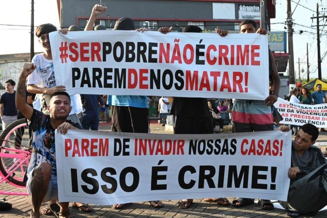 Moradores do Guarujá protestam sobre ação da PM que matou 16 pessoas -  (crédito: André Ribeiro/Futura Press/Estadão Conteúdo)