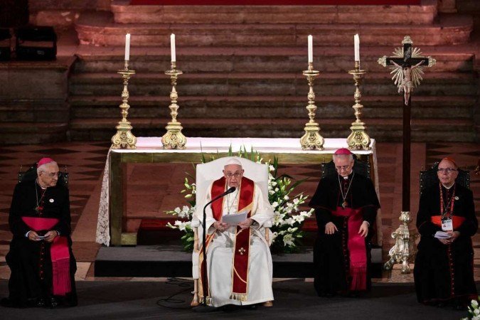  O Papa Francisco celebra as vésperas no Mosteiro dos Jerónimos, em Lisboa, durante a sua visita de cinco dias para participar no encontro de jovens católicos da Jornada Mundial da Juventude (JMJ) -  (crédito:  AFP)