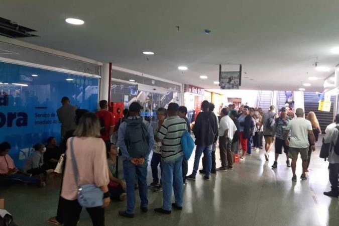 A demanda excessiva sobrecarregou o atendimento e gerou longas filas de espera entre os usuários do serviço - (crédito: Arquivo pessoal) A demanda excessiva sobrecarregou o atendimento e gerou longas filas de espera entre os usuários do serviço - (crédito: Arquivo pessoal)