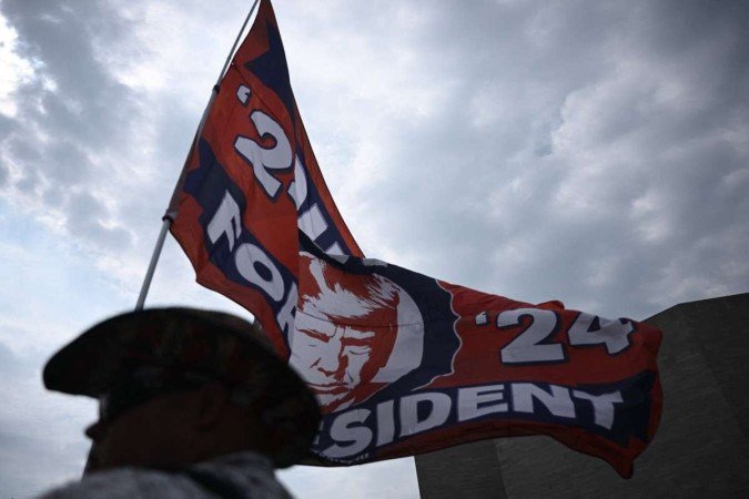 Simpatizante de Donald Trump protesta do lado de fora do Tribunal E. Barrett Prettyman, em Washington 
      