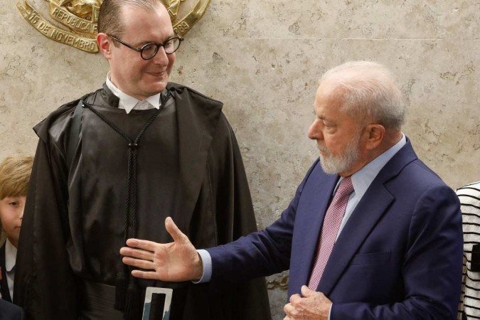 Brazilian President Luiz Inacio Lula da Silva (R) speaks with the new Minister of the Supreme Federal Court (STF), Cristiano Zanin, during the inauguration ceremony in Brasília, on August 3, 2023. Zanin, who had been President Lula da Silva's defense attorney in the 'Car Wash' operation, was appointed by to fill a vacancy on the Supreme Court in place of Ricardo Lewandowski, who left his post last April. (Photo by Sergio Lima / AFP)
- (crédito: AFP) Brazilian President Luiz Inacio Lula da Silva (R) speaks with the new Minister of the Supreme Federal Court (STF), Cristiano Zanin, during the inauguration ceremony in Brasília, on August 3, 2023. Zanin, who had been President Lula da Silva's defense attorney in the 'Car Wash' operation, was appointed by to fill a vacancy on the Supreme Court in place of Ricardo Lewandowski, who left his post last April. (Photo by Sergio Lima / AFP)
- (crédito: AFP)