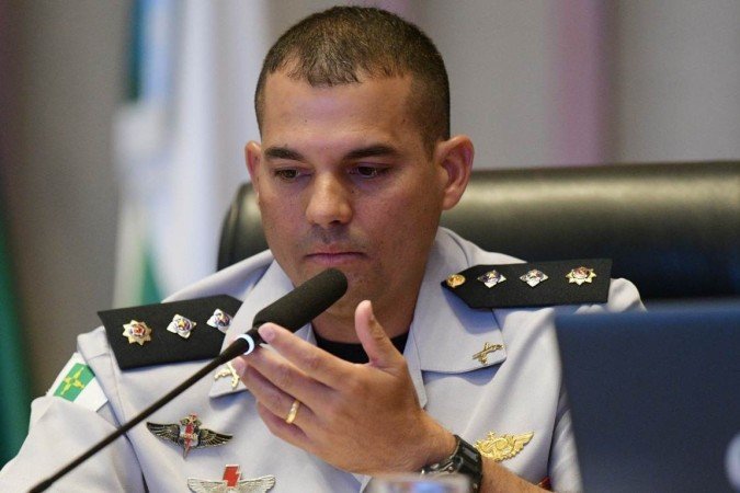 O oficial explicou que a imagem onde ele aparece dando um "aceno", seria na verdade chamando viaturas da Patamo para salvar o então comandante-geral - (crédito: Ed Alves/CB/DA.Press) O oficial explicou que a imagem onde ele aparece dando um "aceno", seria na verdade chamando viaturas da Patamo para salvar o então comandante-geral - (crédito: Ed Alves/CB/DA.Press)