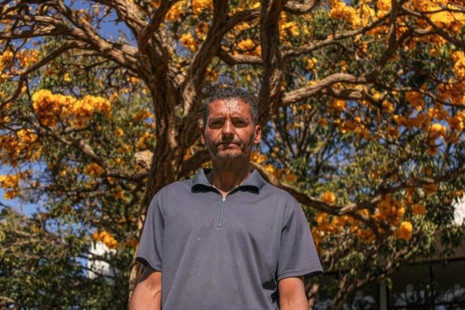   03/08/2023 Crédito: Kayo Magalhães/CB/D.A Press. Brasil. Brasilia - DF. Cidades. Ipê amarelo colore Brasília. Na foto Cleber Rodrigues. 