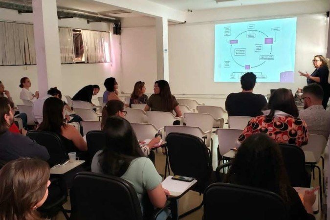 Oficina para capacitar profissionais na produção e edição de conteúdos pra coberturas jornalísticas sobre violência doméstica. A presidente da Comissão de Enfrentamento da Violência Doméstica da OAB/DF, Cristina Tubino, ministrou a primeira aula. - (crédito: Carlos Vieira/CB/D.A.Press) Oficina para capacitar profissionais na produção e edição de conteúdos pra coberturas jornalísticas sobre violência doméstica. A presidente da Comissão de Enfrentamento da Violência Doméstica da OAB/DF, Cristina Tubino, ministrou a primeira aula. - (crédito: Carlos Vieira/CB/D.A.Press)