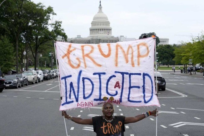 Nadine Seiler, de Waldorf, Maryland, protesta contra Trump, com o Capitólio ao fundo: 