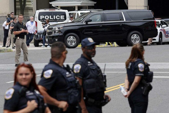 Policiais observam o carro SUV que levou Trump à Corte, na capital norte-americana 