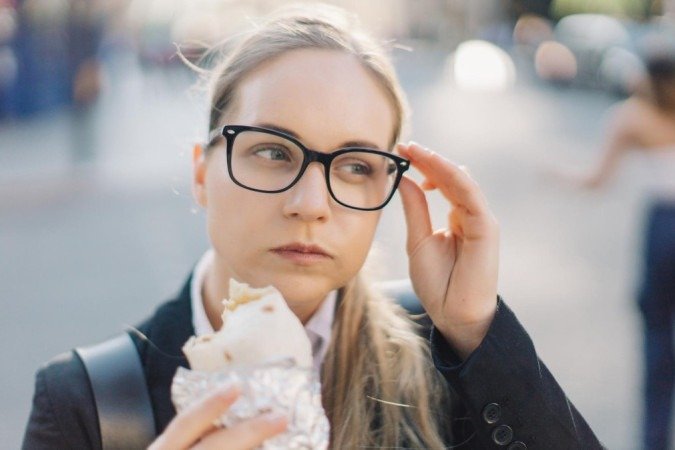 Você costuma comer em pé ou caminhando? Talvez você já saiba disso, mas esse não é um bom hábito
- (crédito: Getty Images) Você costuma comer em pé ou caminhando? Talvez você já saiba disso, mas esse não é um bom hábito
- (crédito: Getty Images)