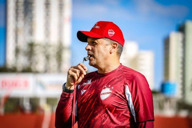 O Vila Nova chegou a liderar a Série B sob o comando de Claudinei Oliveira, desligado pelo clube depois da derrota para o Sport - (crédito: Beto Corrêa/Vila Nova) O Vila Nova chegou a liderar a Série B sob o comando de Claudinei Oliveira, desligado pelo clube depois da derrota para o Sport - (crédito: Beto Corrêa/Vila Nova)