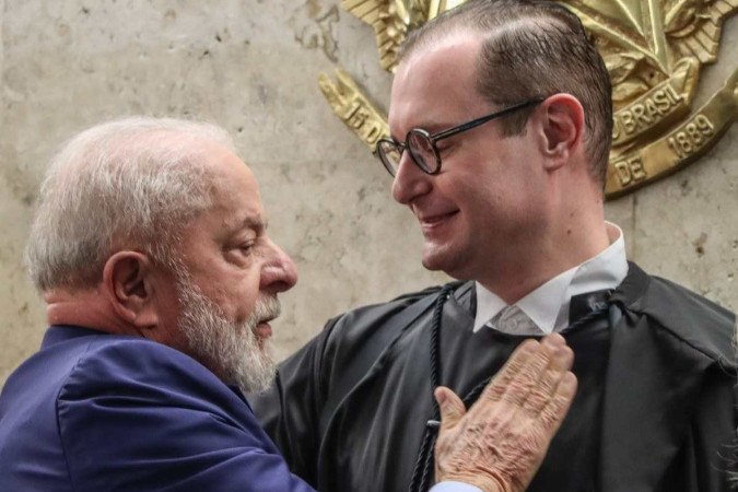 O presidente Lula cumprimenta o novo ministro do STF, Cristiano Zanin -  (crédito: Valter Campanato/Agência Brasil)