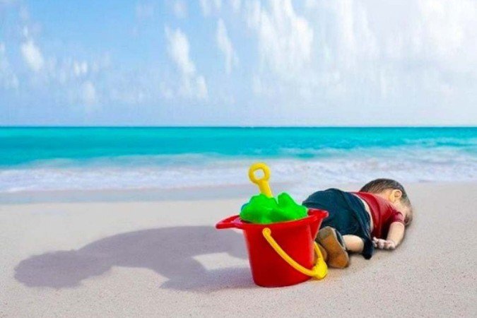 Montagem sobre foto de Allan Kurdi, o menino sírio morto após naufrágio no Mediterrâneo