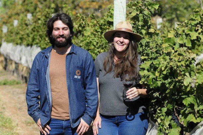  03/08/2023. Crédito: Minervino Júnior/CB/D.A Press. Brasil.  Brasilia - DF. Plantação de uvas no PAD DF para a produção de vinhos.Uva Syrah. Isabella Bonato e Rafael Bonato- proprietários.