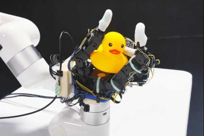 Protótipo manuseou brinquedo sem apertá-lo: planos de que robôs funcionem no escuro - (crédito: Binghao Huang) Protótipo manuseou brinquedo sem apertá-lo: planos de que robôs funcionem no escuro - (crédito: Binghao Huang)
