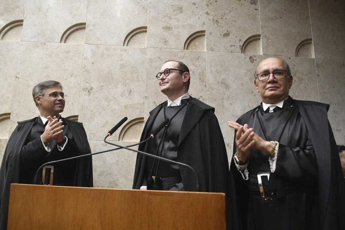 Cristiano Zanin entre os ministros André Mendonça e Gilmar Mendes