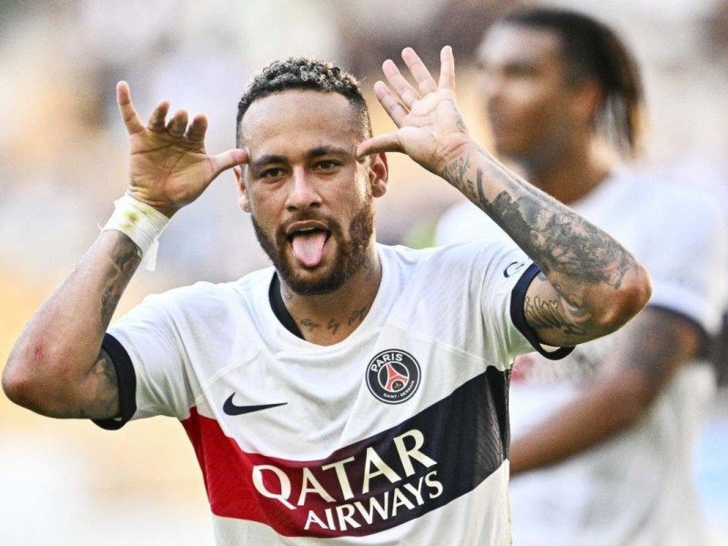 Neymar informa ao PSG que não pretende seguir no time