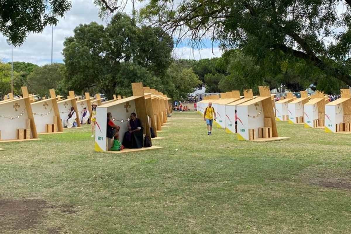 Jovens fazem filas para confessar ao ar livre na Praça do Perdão