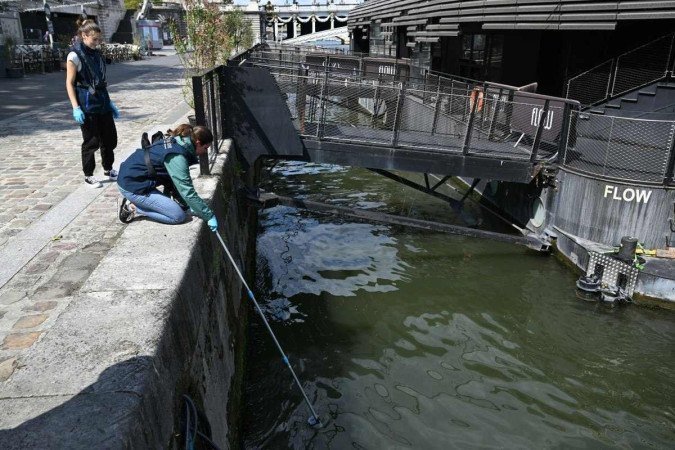 Funcionários da companhia Fluidion coletaram amostras da água do rio Sena para analisar a composição antes das Olimpíadas de Paris 2024 Paris Olympics, perto da ponte Alexandre III, em Paris - (crédito: Bertrand GUAY / AFP) Funcionários da companhia Fluidion coletaram amostras da água do rio Sena para analisar a composição antes das Olimpíadas de Paris 2024 Paris Olympics, perto da ponte Alexandre III, em Paris - (crédito: Bertrand GUAY / AFP)