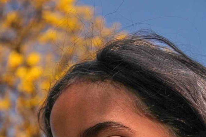   04/08/2023 Crédito: Kayo Magalhães/CB/D.A Press. Brasil. Brasilia - DF. Cidades. Ipê amarelo colore Brasília. Na foto, Yasmin (1), Alice (7), John (4).