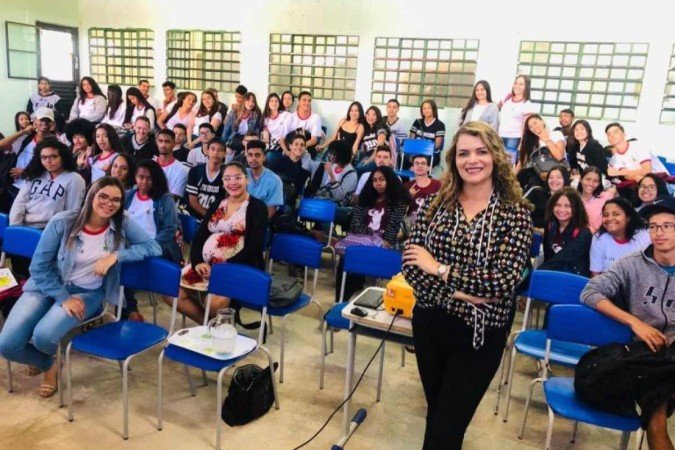 Juíza Gislaine Reis ao lado dos estudantes do CED 310 de Santa Maria, no projeto Penha vai à Escola - (crédito: Arquivo Pessoal ) Juíza Gislaine Reis ao lado dos estudantes do CED 310 de Santa Maria, no projeto Penha vai à Escola - (crédito: Arquivo Pessoal )