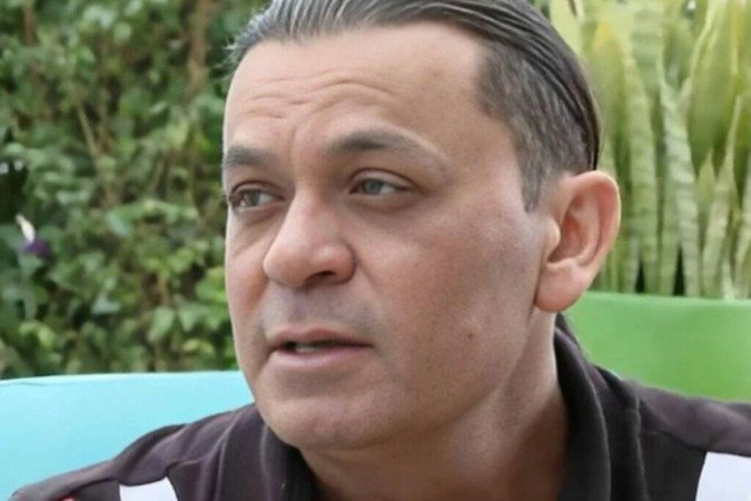 Frank Aguiar corta cabelão e mostra antes e depois de harmonização facial - (crédito: Reprodução/ SBT) Frank Aguiar corta cabelão e mostra antes e depois de harmonização facial - (crédito: Reprodução/ SBT)