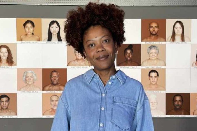 Angélica Dass no Sesi Lab, único lugar do país no qual  fragmento de sua obra Humanae está exposto de forma permanente