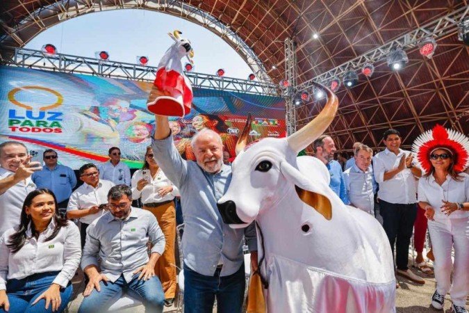 Lula no evento em Parintins, no Amazonas: Lula no evento em Parintins, no Amazonas: