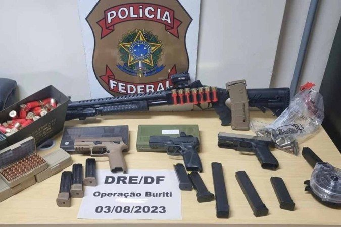 Quatro armas de fogo foram apreendidas durante a operação
- (crédito: PF/Divulgação) Quatro armas de fogo foram apreendidas durante a operação
- (crédito: PF/Divulgação)