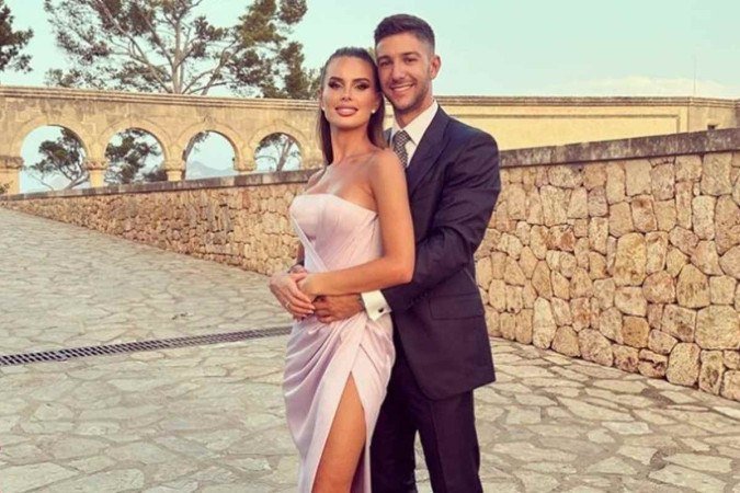 Em negociação com o Vasco, o jogador argentino Luciano Vietto precisa convencer a mulher a se mudar para o Rio
- (crédito: Reprodução/Instagram) Em negociação com o Vasco, o jogador argentino Luciano Vietto precisa convencer a mulher a se mudar para o Rio
- (crédito: Reprodução/Instagram)