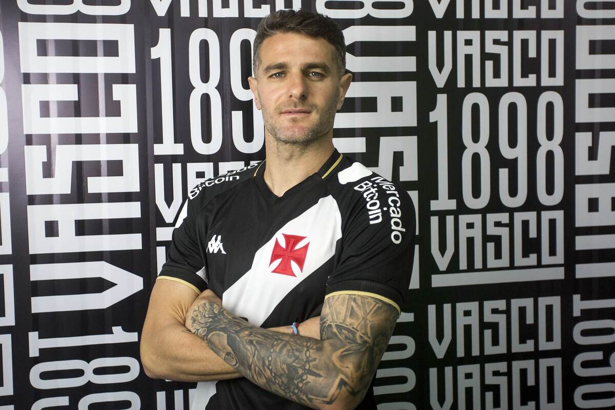 Vasco anuncia o atacante Pablo Vegetti e encaminha retorno de Rossi