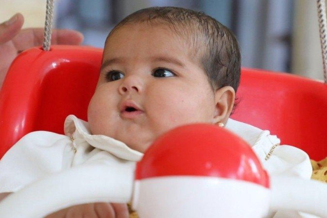 Seis meses após o resgate, Afraa está saudável e feliz - (crédito: BBC) Seis meses após o resgate, Afraa está saudável e feliz - (crédito: BBC)