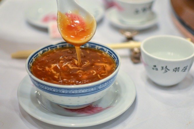 A sopa de barbatana de tubarão é considerada uma iguaria em países asiáticos como a China e vista como símbolo de riqueza, prestígio e status social - (crédito: Getty Images) A sopa de barbatana de tubarão é considerada uma iguaria em países asiáticos como a China e vista como símbolo de riqueza, prestígio e status social - (crédito: Getty Images)